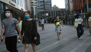 أشخاص يرتدون كمامات للوقاية من عدوى كورونا  