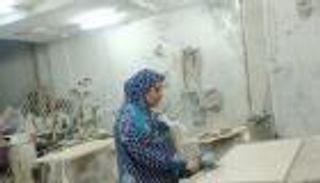 مصرية تواجه "قسوة الحياة" بمهنة والدها.. صحفية و"عاملة رخام"