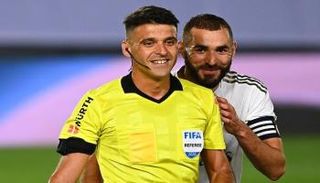 الحكم مانزانو تعرض للإصابة