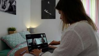 موظفة خلال العمل من المنزل في مدينة نيس الفرنسية