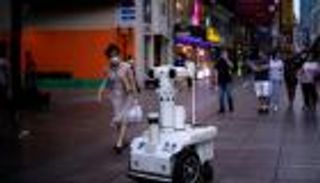 تسليم الجوائز.. مهمة جديدة للروبوتات