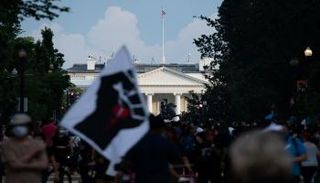 احتجاجات أمام البيت الأبيض مناهضة للعنصرية ضد السود - رويترز