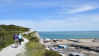 طريق منحدر بجوار ميناء دوفر على الساحل الجنوبي لإنجلترا - أ ف ب