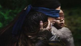 مشهد من فيلم الرعب Bird Box