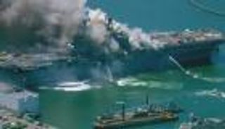 حريق بسفينة تابعة للبحرية الأمريكية في سان دييجو