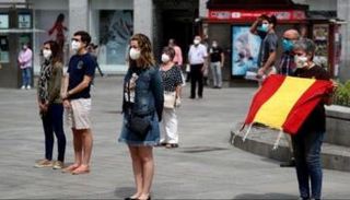 الناخبون في إسبانيا يلتزمون بقيود كورونا