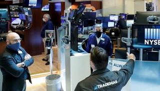 متعاملون أثناء التداول في البورصة الأمريكية - رويترز
