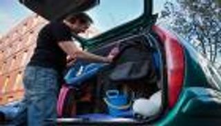 طريقة مبتكرة لترتيب الحقائب بالسيارة قبل السفر.. أمان ومتعة