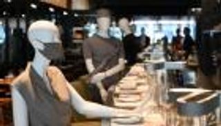 30 تمثالا تفرض التباعد الجسدي في مطعم.. والهدف مزدوج