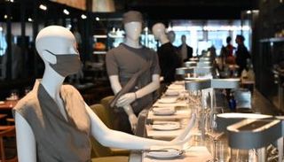 عدد من التماثيل في المطعم