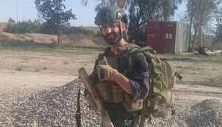 بورك جندي سابق في فرقة المظلات البريطانية