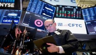 متعاملون أثناء التداول في البورصة الأمريكية - أرشيفية