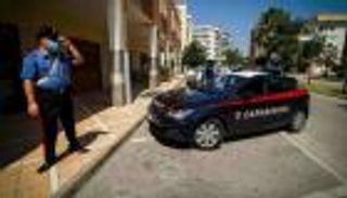 يطعن والديه حتى الموت.. ويهرب بدليل الجريمة إلى الشارع