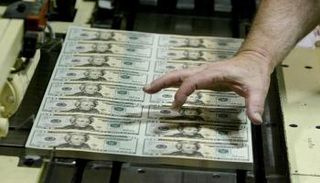 عملات من الدولار الأمريكي - رويترز