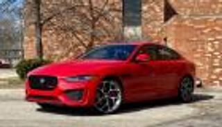 بالصور.. جاجوار XE تدافع عن ماضي عملاق السيارات البريطاني