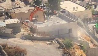 جانب من هدم المنزل اليوم