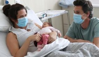 انتقال كورونا من الأم الحامل لجنينها نادر الحدوث