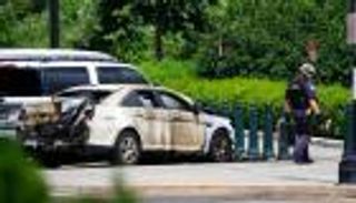 فيديو.. توقيف أمريكي أحرق سيارة شرطة أمام المحكمة العليا