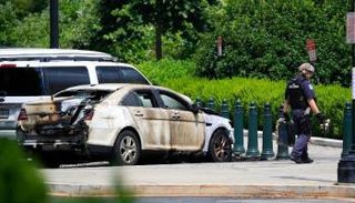 سيارة الشرطة كانت متوقفة أمام المحكمة