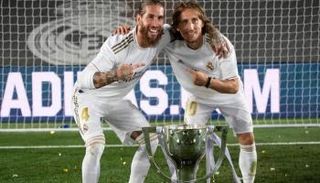 لوكا مودريتش وسيرخيو راموس يحتفلان بالدوري الإسباني