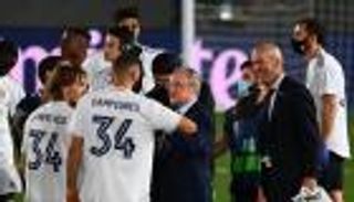 مستفزا رونالدو.. رئيس ريال مدريد يدعم بنزيمة "الذهبي"