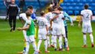 بعد 16 عاما.. ليدز يونايتد يعود إلى الدوري الإنجليزي الممتاز