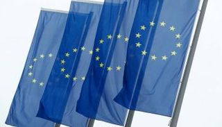 أعلام الاتحاد الأوروبي - رويترز