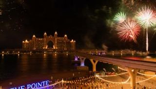 الألعاب النارية تزين سماء دبي مجددا