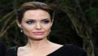 بـ"لوك غريب".. صورة نادرة لأنجلينا جولي في زفافها