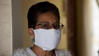 امرأة ترتدي كمامة للوقاية من فيروس كورونا