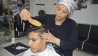 أول مصففة شعر للرجال.. مصرية تحطم التابوهات لتحقيق الحلم