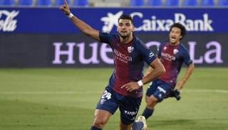 رافائيل مير فيسنتي لاعب هويسكا يحتفل بأحد هدفيه في نومانسيا
