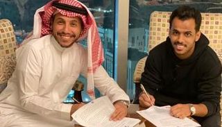 عبدالفتاح عسيري أثناء توقيعه للنصر