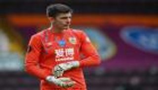 القفاز الذهبي.. حارس بيرنلي يزحف نحو إنجاز تاريخي بالدوري الإنجليزي