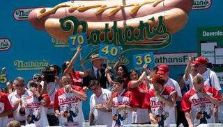 مسابقة "نايثنز فايمس هوت دوج إيتينج كونتيست" بنيويورك