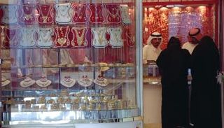 متجر لبيع الذهب في السعودية - رويترز