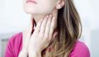 العسل والشوفان.. 8 أطعمة تخلصك من التهاب الحلق