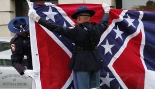 إزالة العلم الكونفيدرالي كان أحد مطالب المحتجين في احتجاجات فلويد