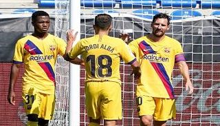 ميسي مع زملائه في برشلونة 