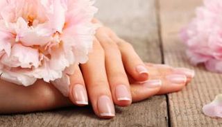 يمكن العناية بالأظافر بواسطة الكريمات وزيت اللوز 
