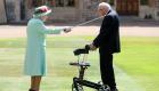 الملكة إليزابيث تمنح توم مور لقب "سير".. صاحب الـ100 عام يدخل التاريخ