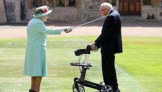 الملكة إليزابيث وتوم مور 