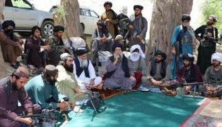 عبدالمنان نيازي وسط عناصر مسلحة - أرشيفية