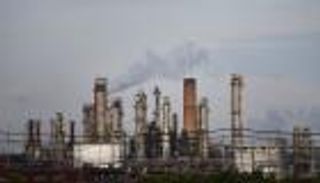 برنت دون 43 دولارا.. النفط يهبط مع تصاعد إصابات الفيروس