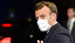 الرئيس الفرنسي إيمانويل ماكرون يغادر بعد اجتماع قمة الاتحاد الأوروبي