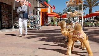 سائح قرب محال لبيع الهدايا التذكارية في تونس