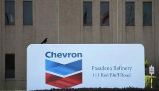 شعار شركة شيفرون على أحد مقراتها