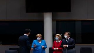 عدد من زعماء أوروبا داخل مبنى المجلس الأوروبي في بروكسل - أ ف ب