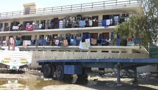 سكن العمالة الوافدة في المنطقة الصناعية بالدوحة - رويترز