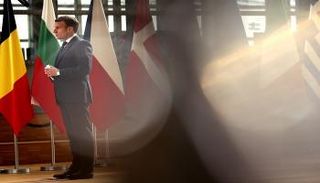 الرئيس الفرنسي إيمانويل ماكرون في مبنى المجلس الأوروبي - أ ف ب